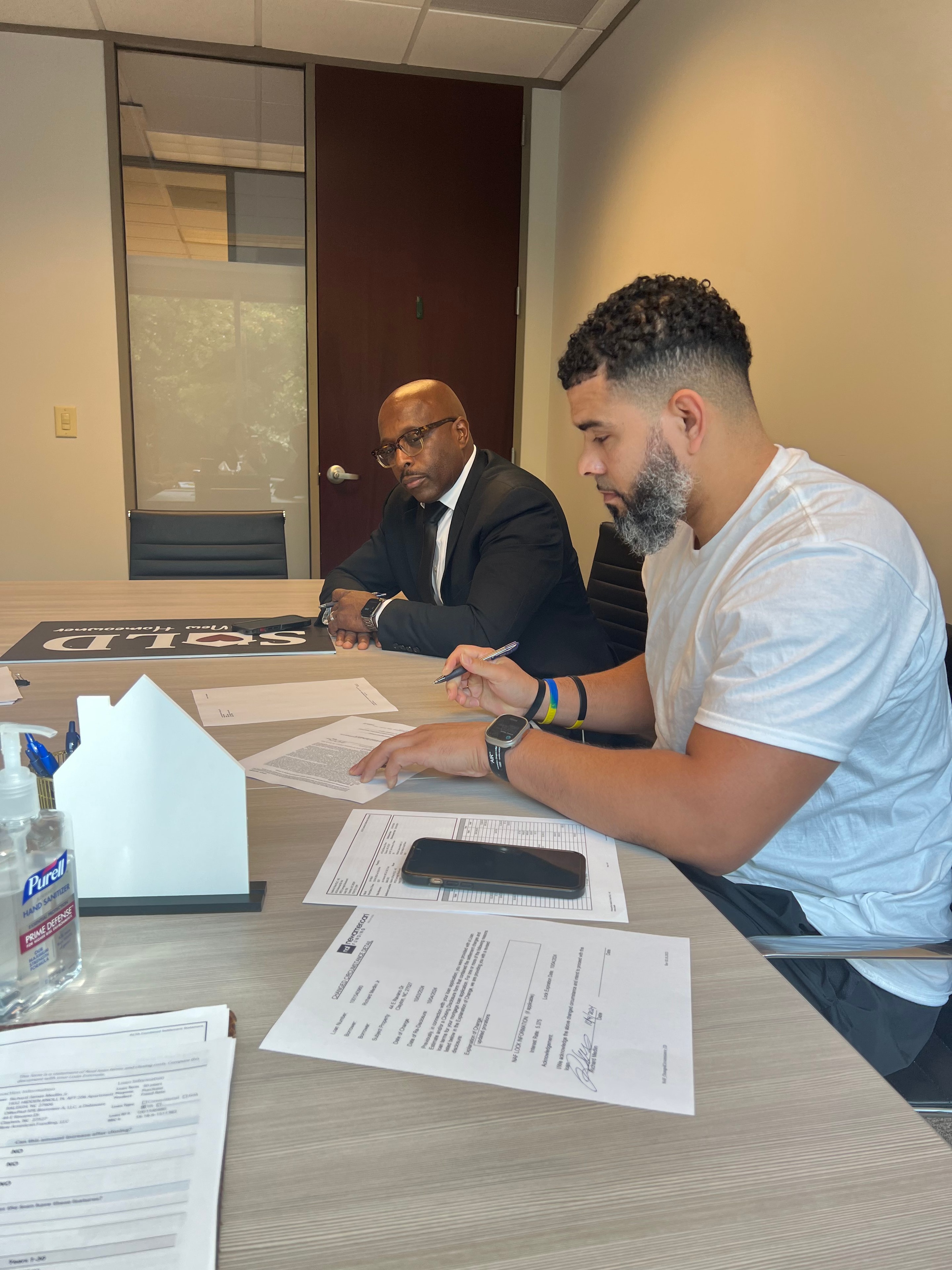 Commission Realty agent working with a client